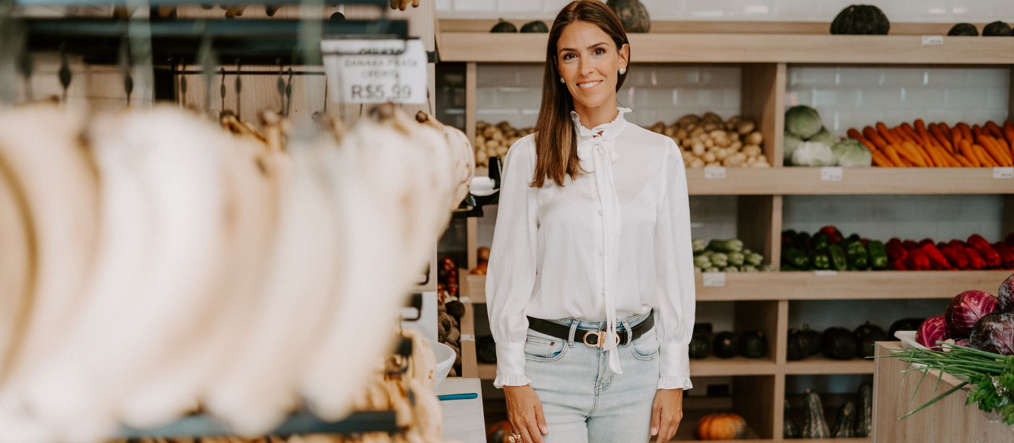 Camilla Dalla Stella escolhendo alimentos frescos em uma loja de produtos naturais